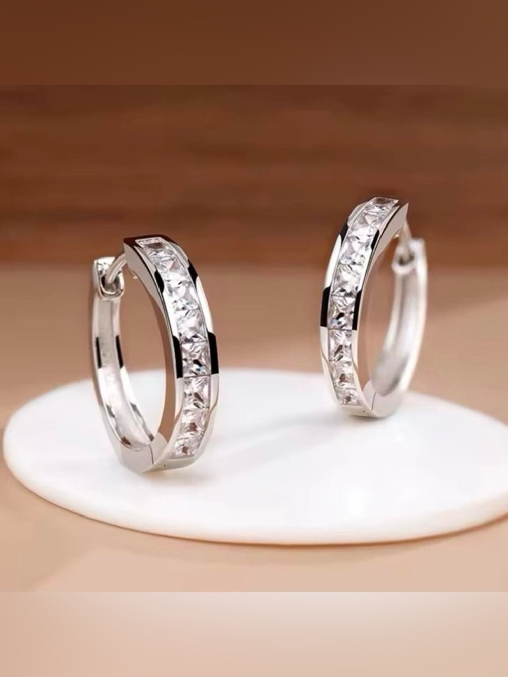 Silver Hoops
925 Sterling Silver Hoop Earrings    ~NEW~
-Makes a Great Gift
